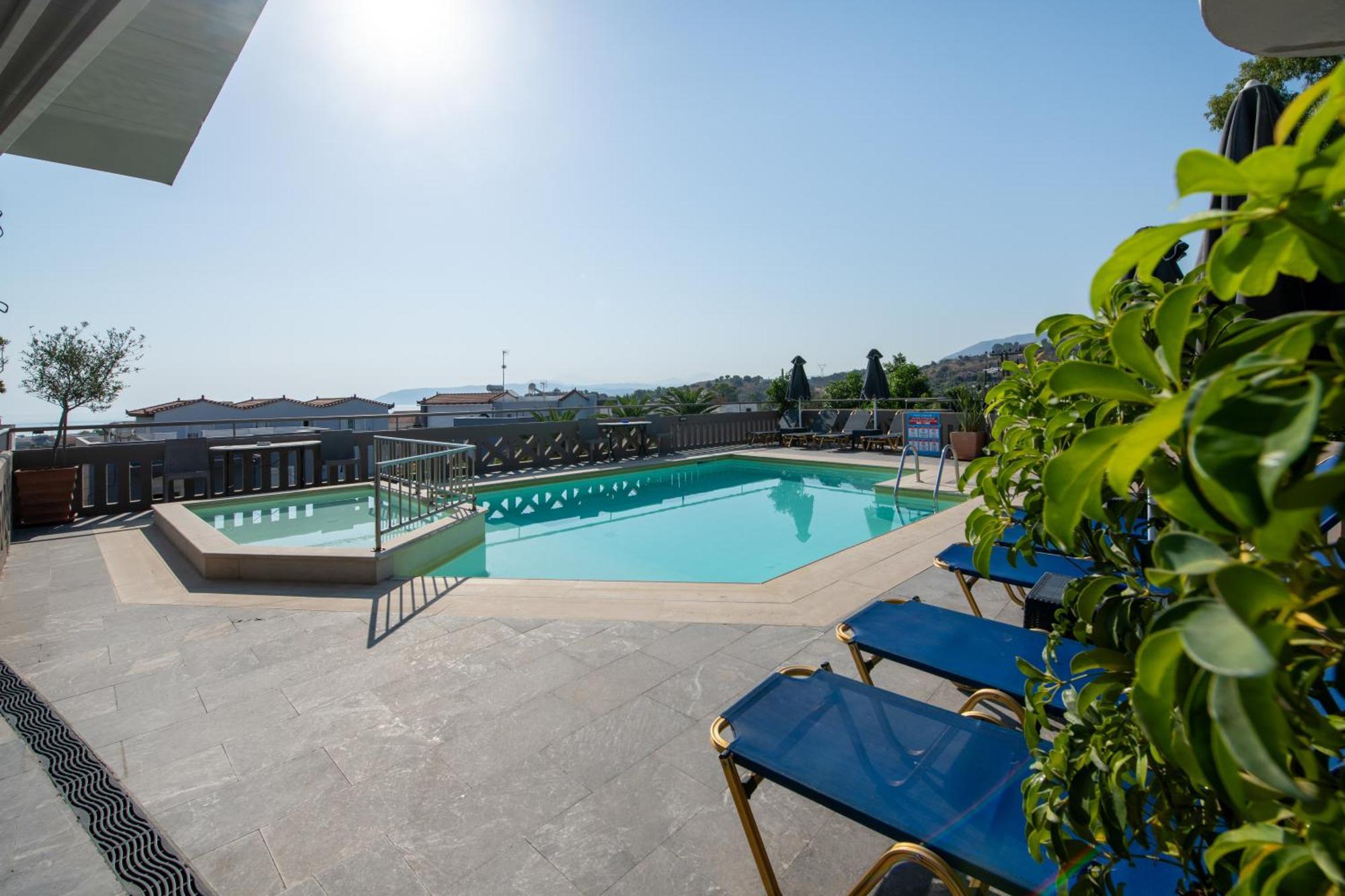 Labyrinth Hotel Джорджополис Екстериор снимка
