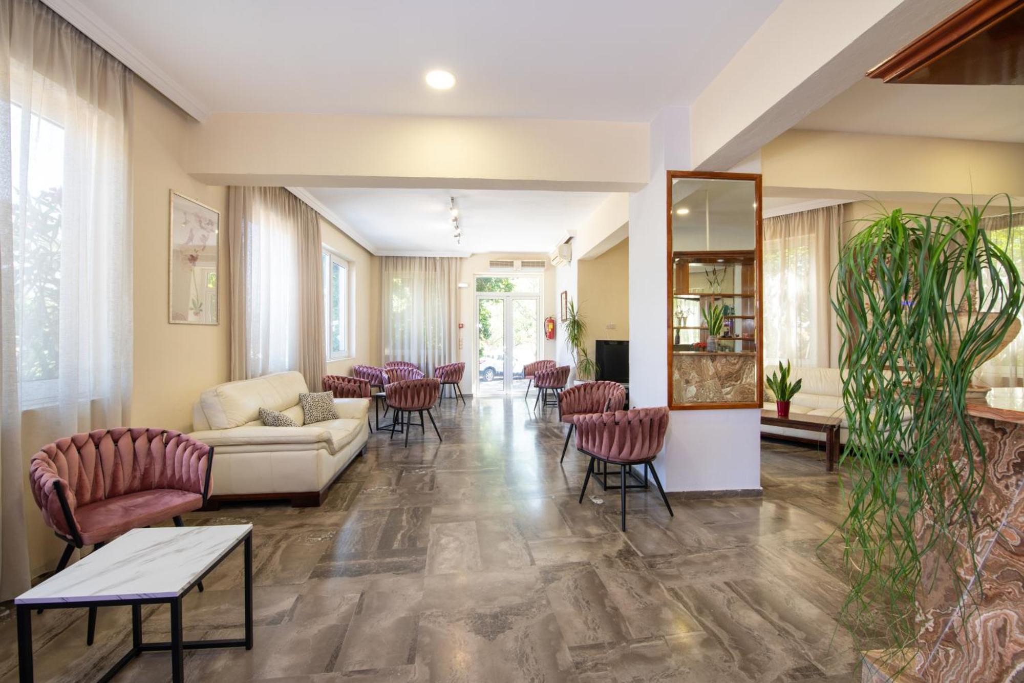 Labyrinth Hotel Джорджополис Екстериор снимка