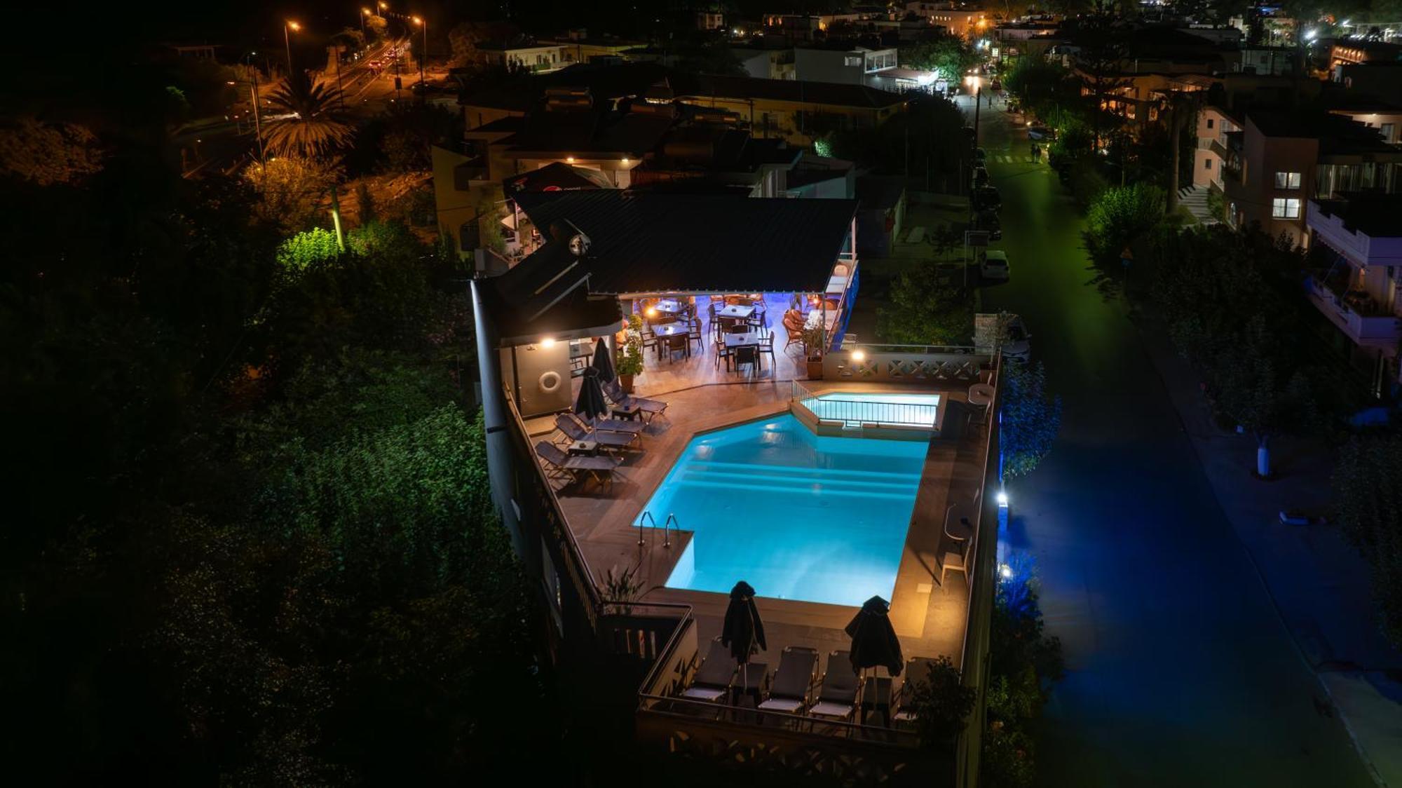 Labyrinth Hotel Джорджополис Екстериор снимка